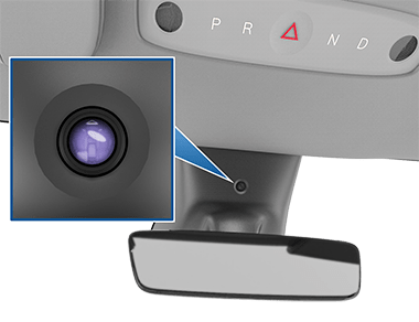 放大显示的摄像头镜头，指向后视镜上方的位置