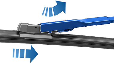 와이퍼 블레이드를 앞쪽 및 위쪽으로 당기는 것을 표시하는 2개의 파란색 화살표가 있는 와이퍼 블레이드 확대도.